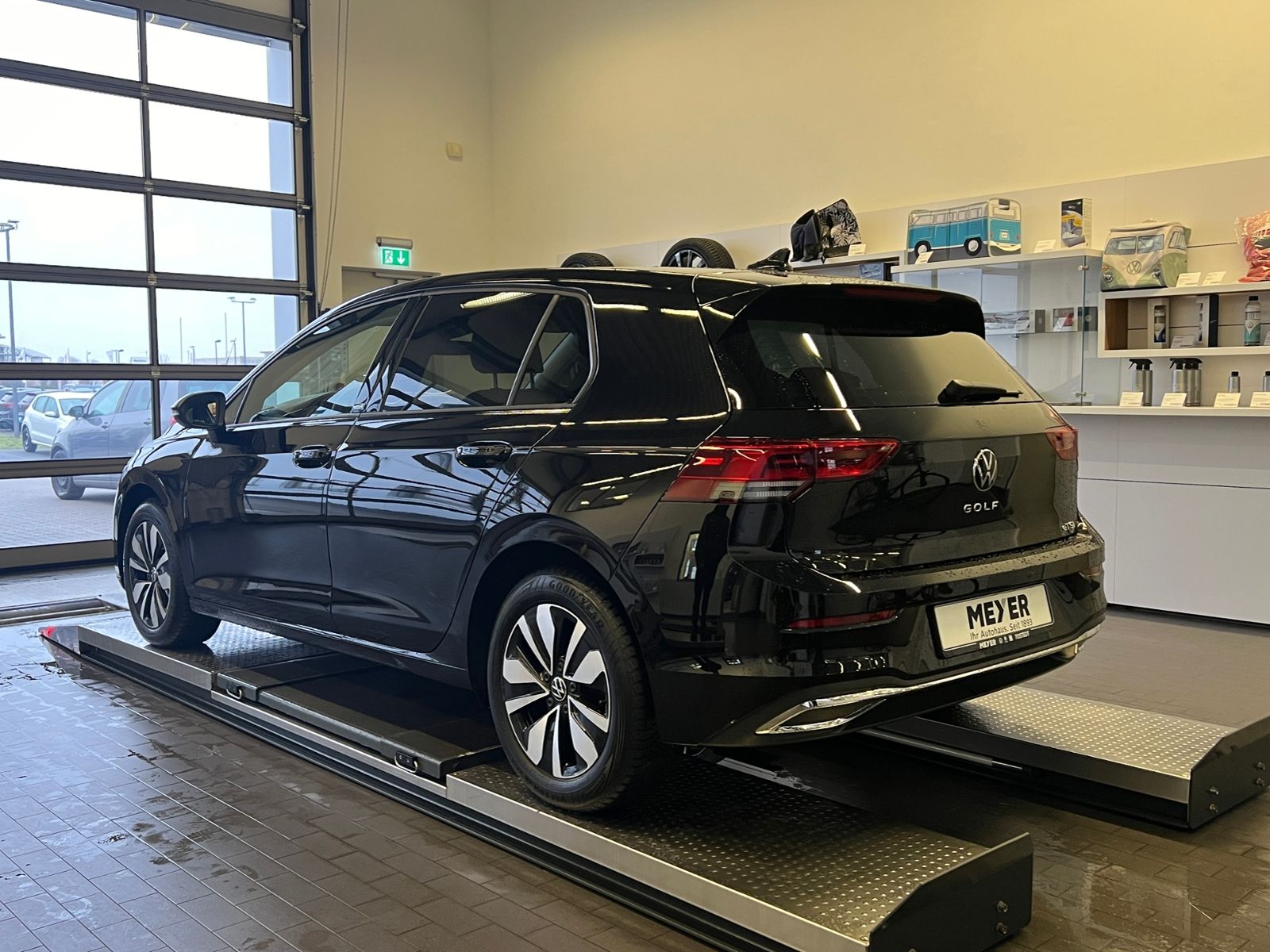 Fahrzeugabbildung Volkswagen Golf VIII MOVE 1.5 eTSI DSG *AHK, LED, App-Connn