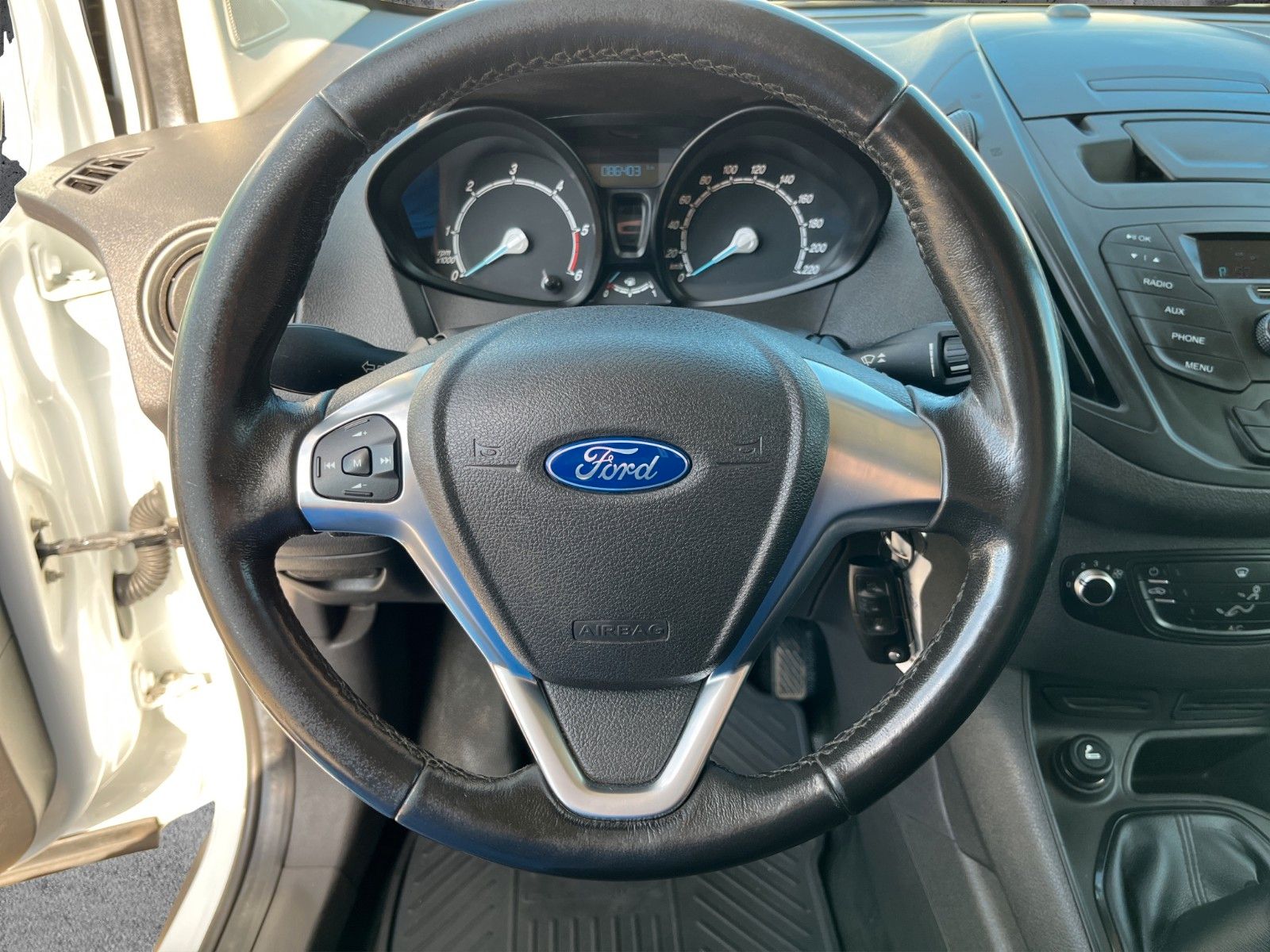 Fahrzeugabbildung Ford Transit Courier Trend**Klima**
