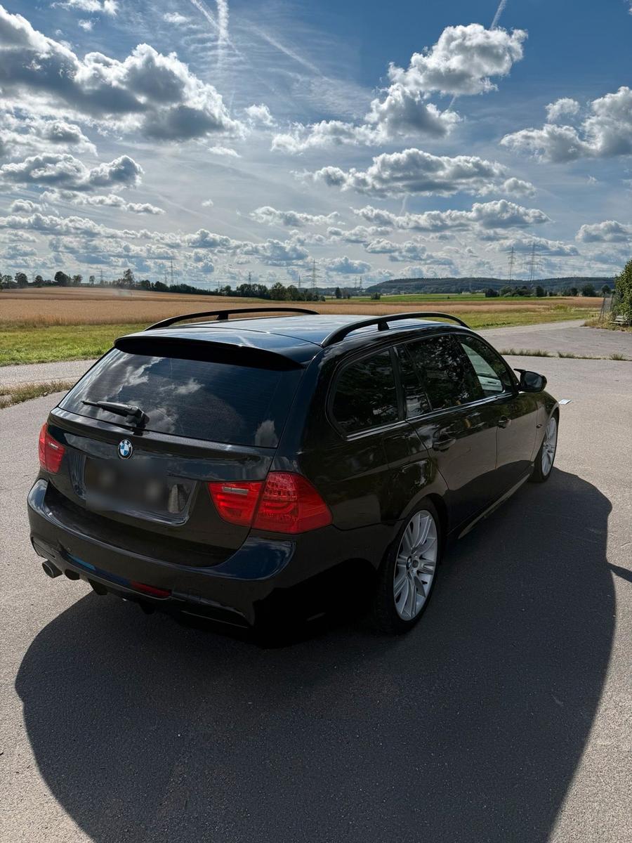 BMW 320 2009 — interior