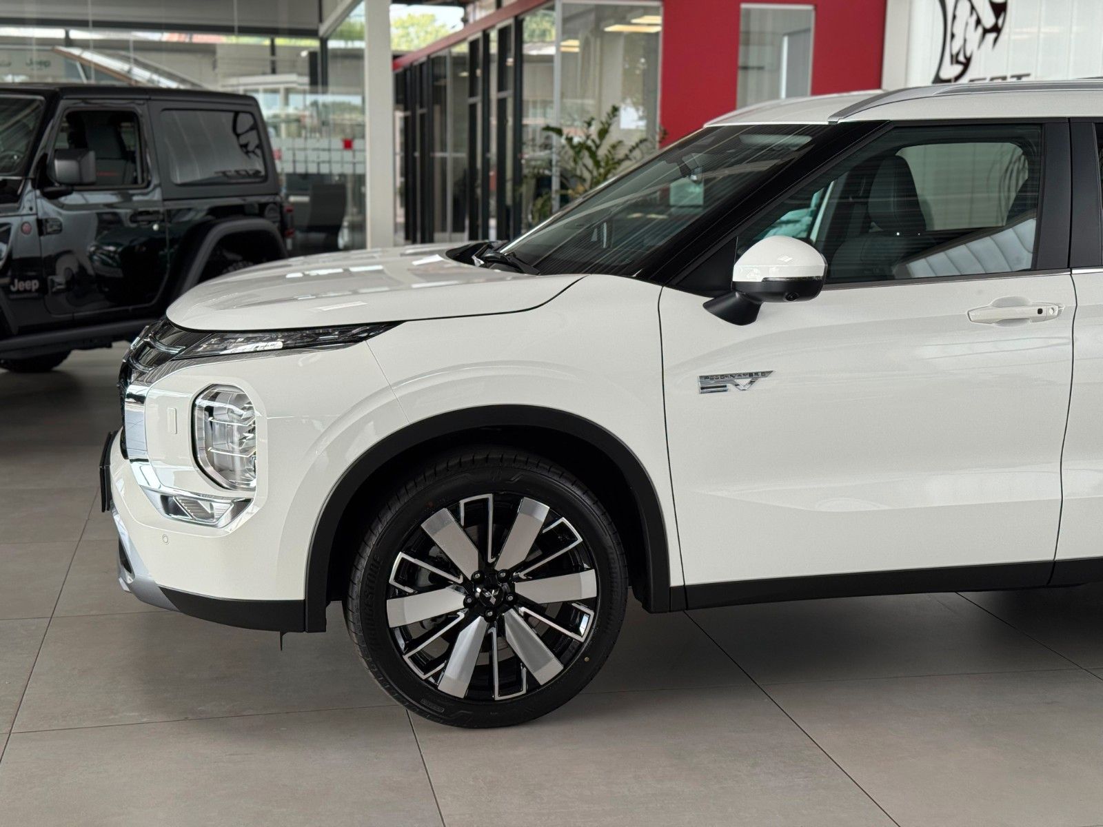 Fahrzeugabbildung Mitsubishi Plug-in Hybrid Outlander Intro Edition
