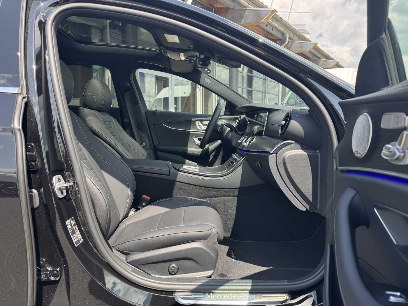 Fahrzeugabbildung Mercedes-Benz E 220d AMG+Pano+Burm+Distr+Memory+AHK+360