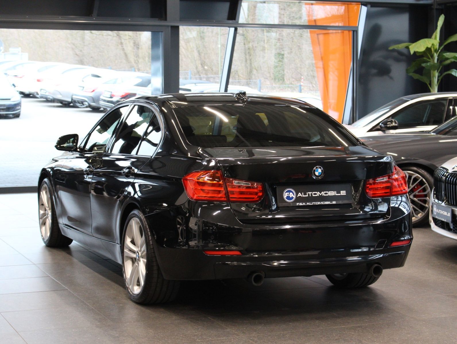 Fahrzeugabbildung BMW 335i Sport Line*Head-UP*Bi-Xenon*GSD