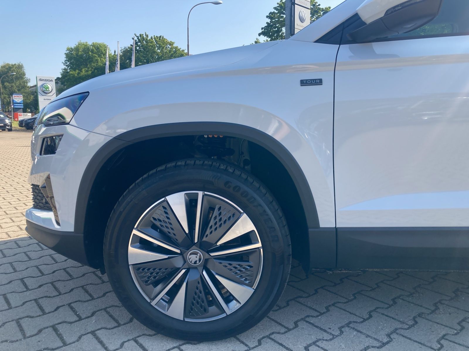 Fahrzeugabbildung SKODA Karoq TOUR TSI DSG LED, AHZV, Digital Cockpit