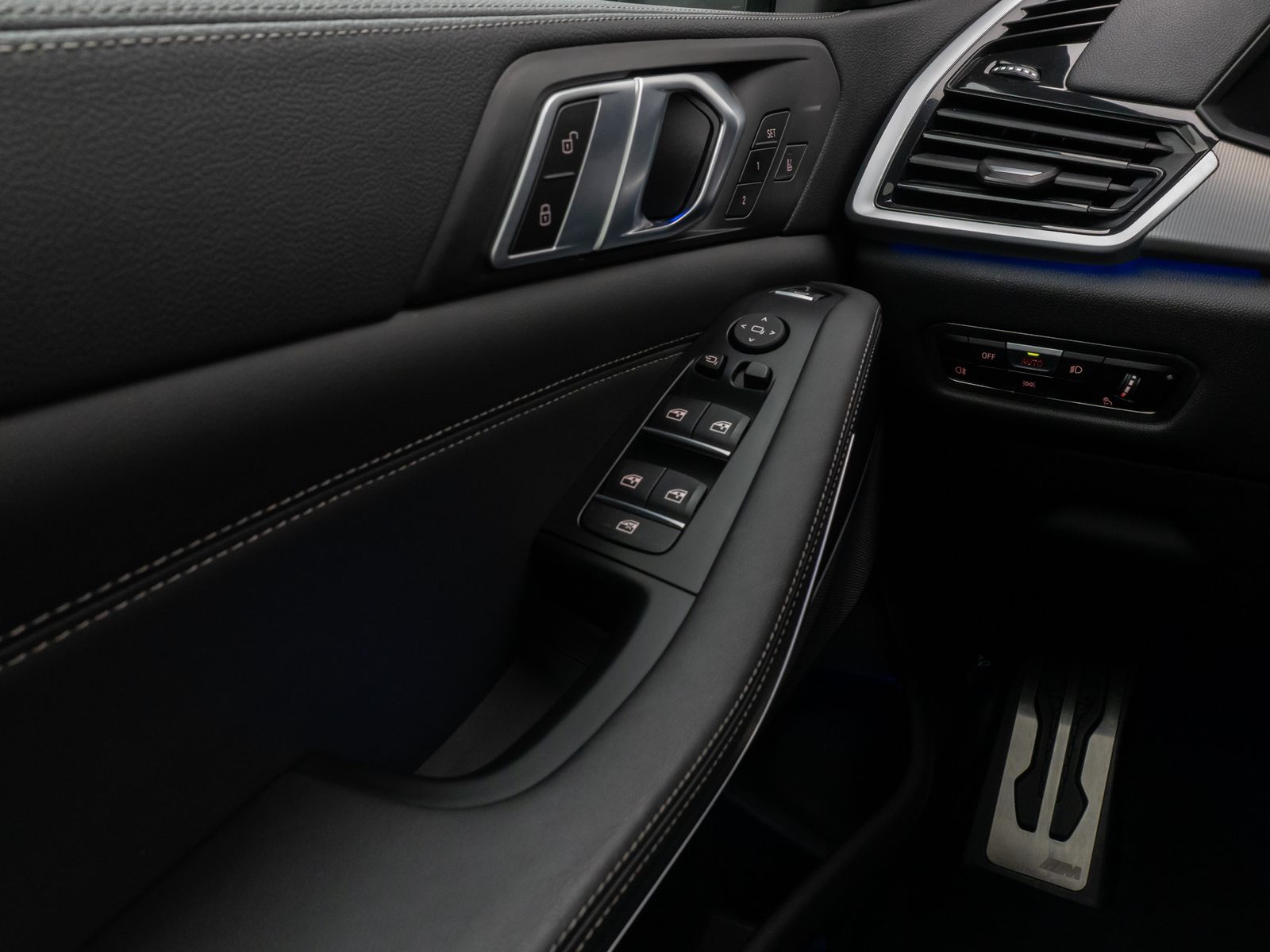 Fahrzeugabbildung BMW X5 xD30d M Sport 360°Panorama Laser HUD DAB HiFi