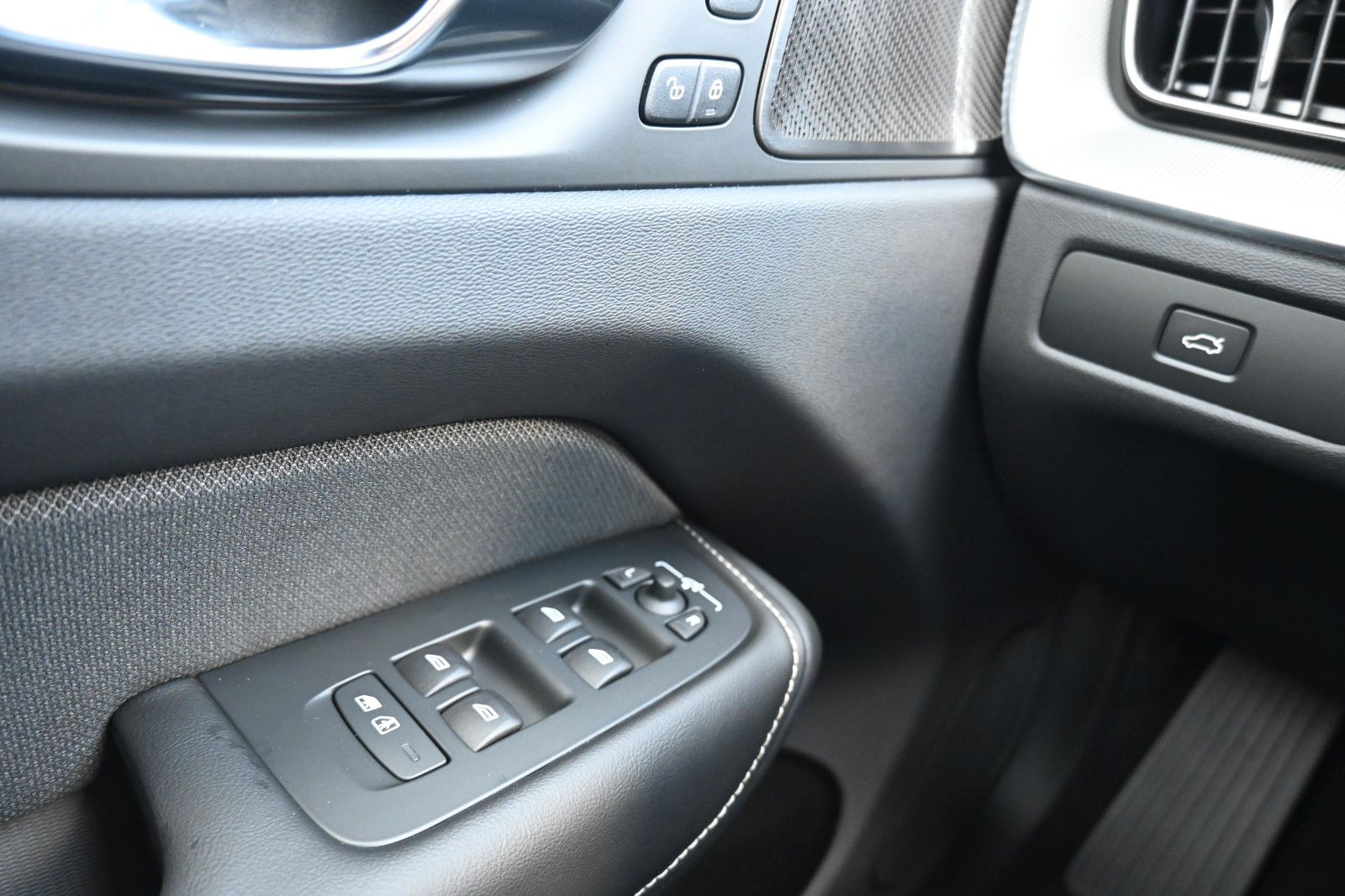 Fahrzeugabbildung Volvo XC60 B5 AWD Plus Dark*FSHZG*360°*H&K*ACC*AHK