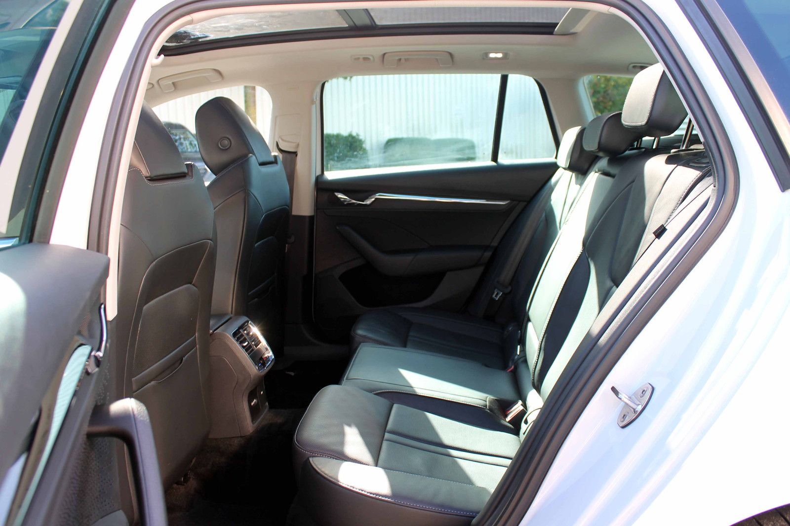 Fahrzeugabbildung SKODA Octavia Combi Style 2.0TDI DSG AHK PANO KAM HUD