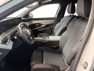 Peugeot 3008 1.2 145 Allure 360+Kam.+KeyLess+LED+Navi