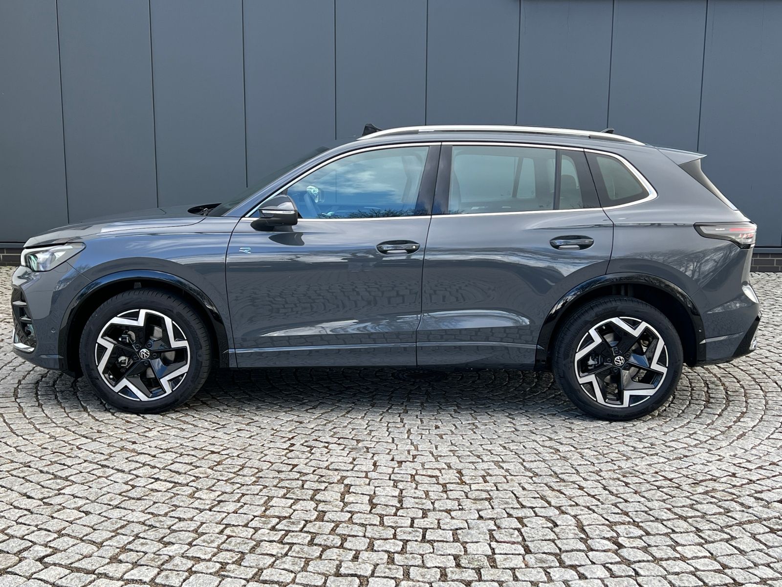 Fahrzeugabbildung Volkswagen Tiguan R-Line 1.5 eTSI DSG *AHK, ACC, IQ.Light,