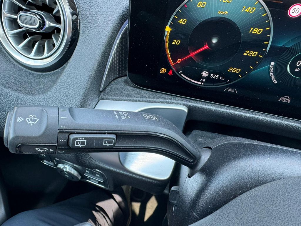MERCEDES-BENZ GLB 200 41