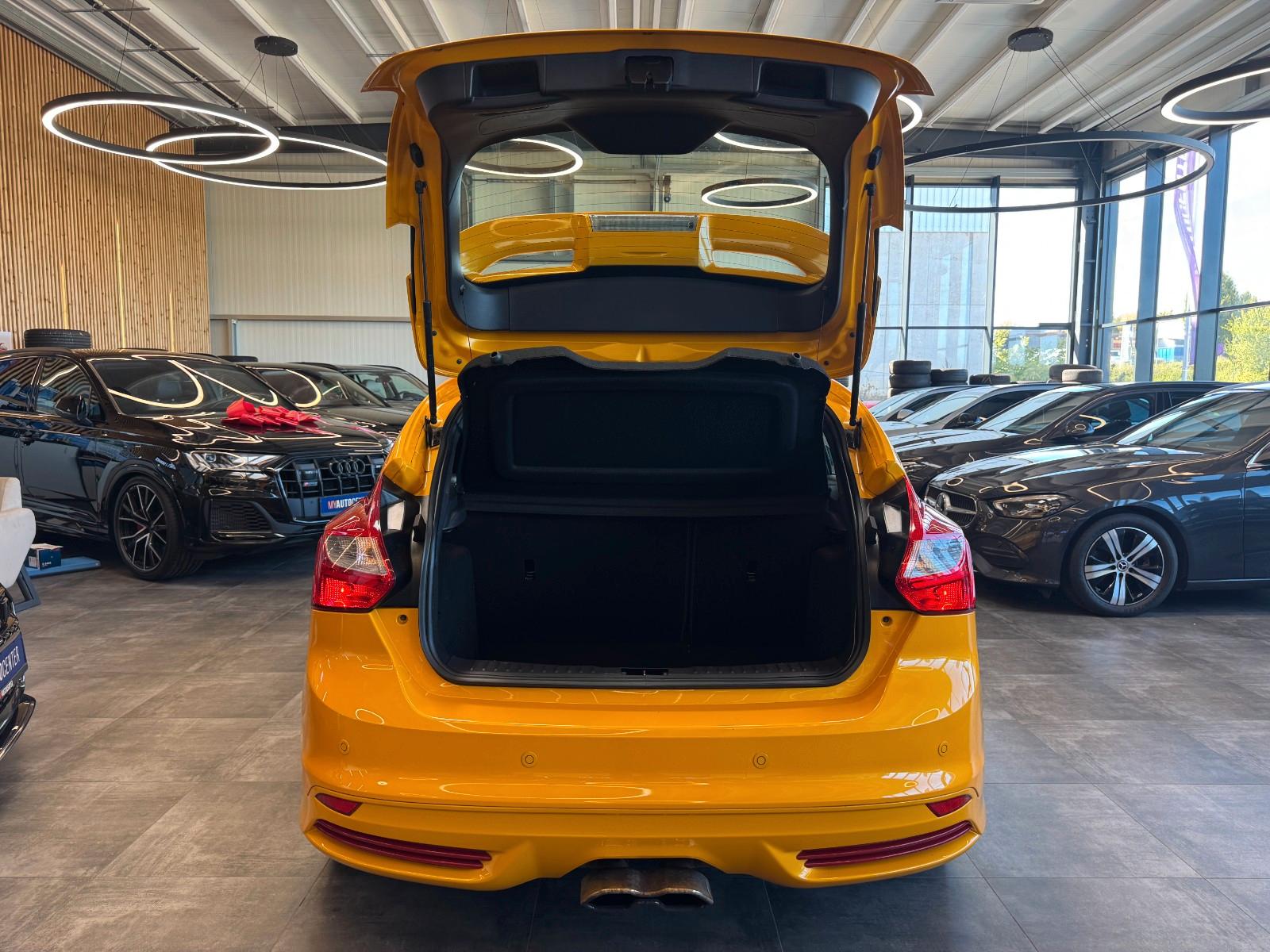 Ford Focus ST 2.0 EcoBoost 250 ch BVM / Recaro / Cuir / Sièges chauffants / Pack Sport