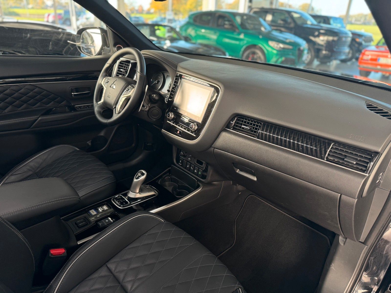 Fahrzeugabbildung Mitsubishi PHEV Outlander 4WD TOP LUXURY AHK 1.HAND