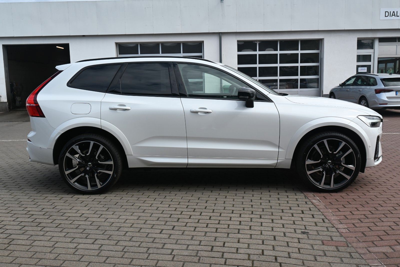 Fahrzeugabbildung Volvo XC60 B4 D AWD Ultimate Dark*STDHZG*LUFT*360°*ACC