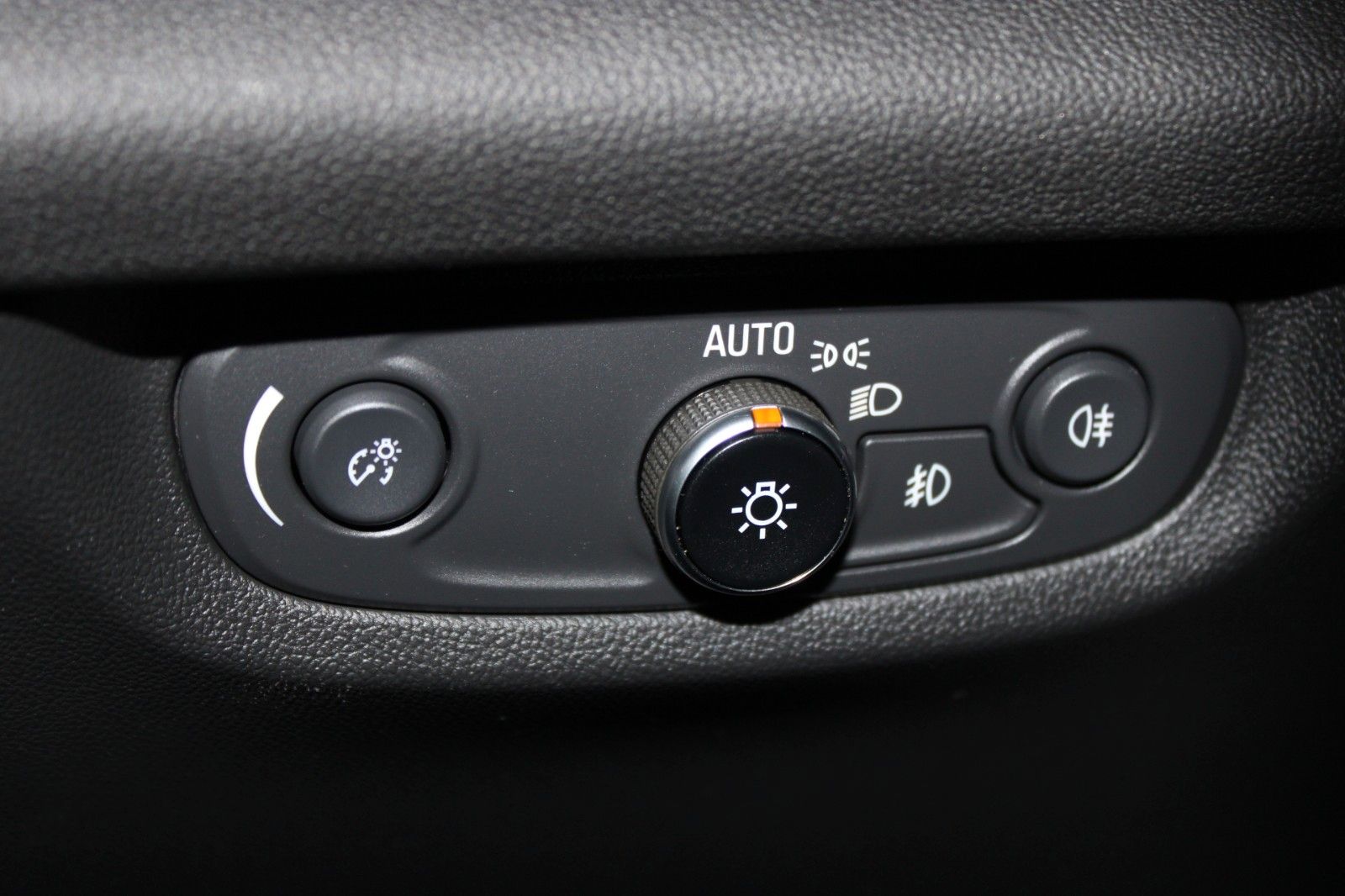 Fahrzeugabbildung Opel Insignia B ST Aut. Business Innov. Leder AHK uvm