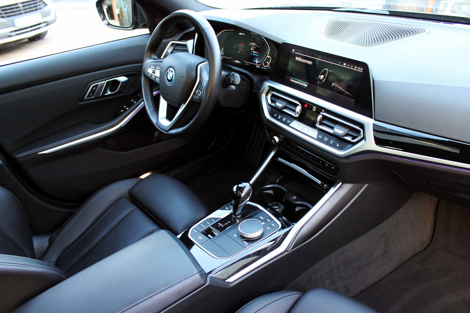 Fahrzeugabbildung BMW 320e Touring Sport-Line LED PANO ACC SHZ CarPlay