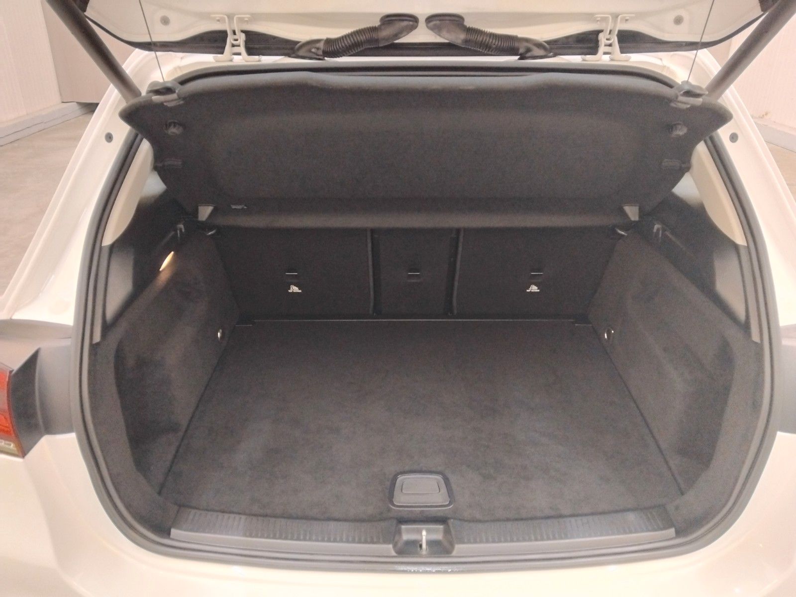Mercedes-Benz B 180 (06/2026, Benzin)