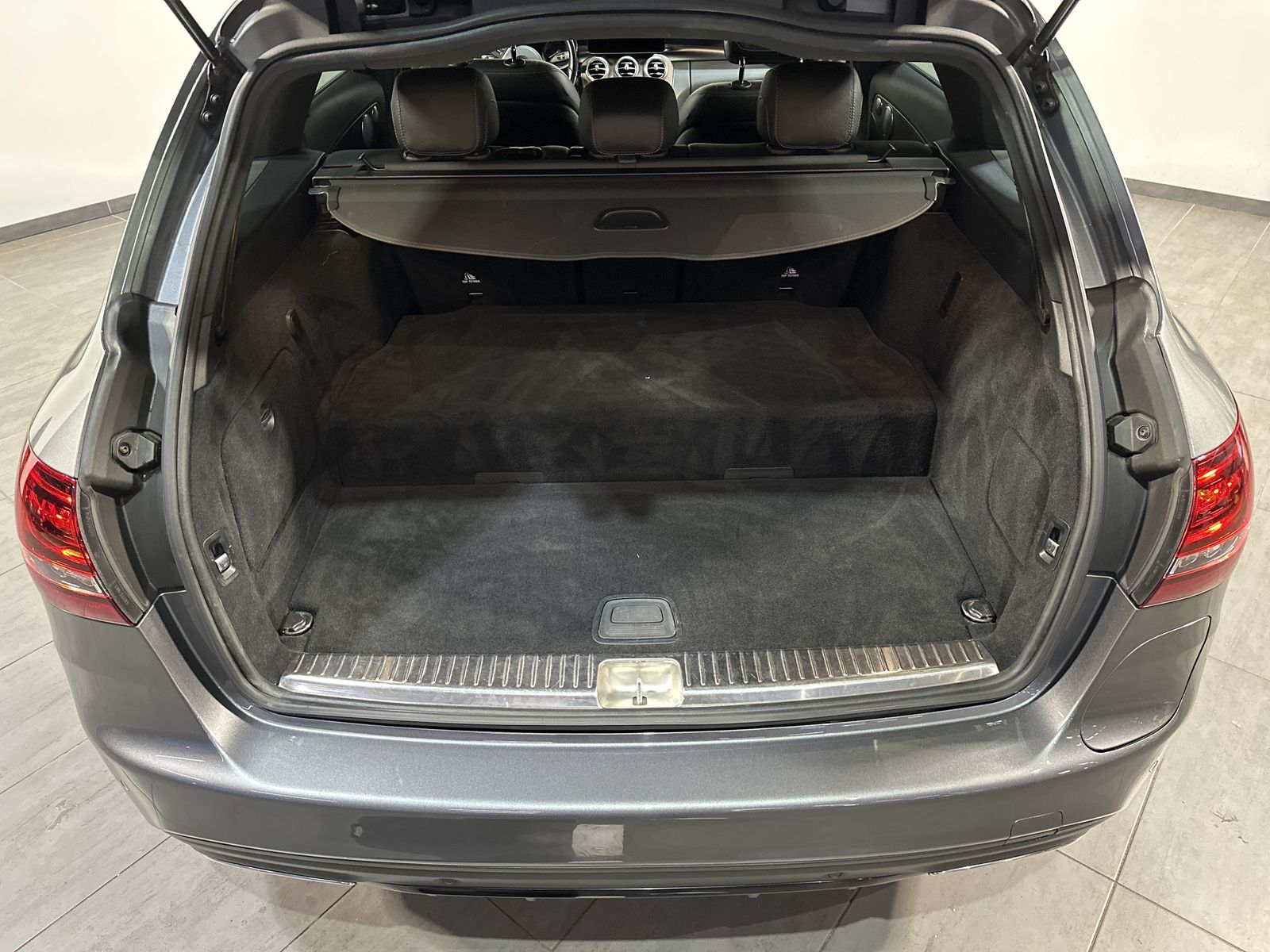 Fahrzeugabbildung Mercedes-Benz C 300de T AMG-Line NAV+LED+KAMERA+ACC+CARPLAY+PP