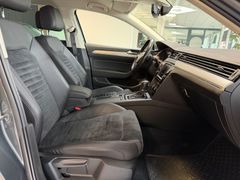 VW Passat Highline 2.Hand/DSG/ACC/AHK/MASSAGE/TOP!