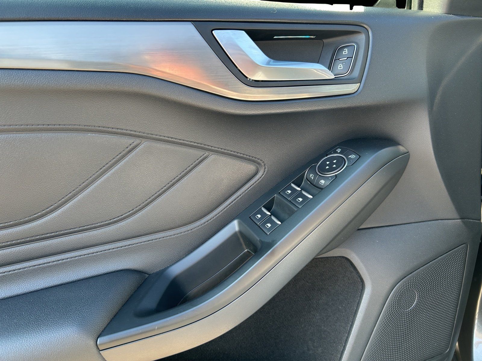 Fahrzeugabbildung Ford Focus 1.0 EcoBoost Titanium Kamera/Navi/LED