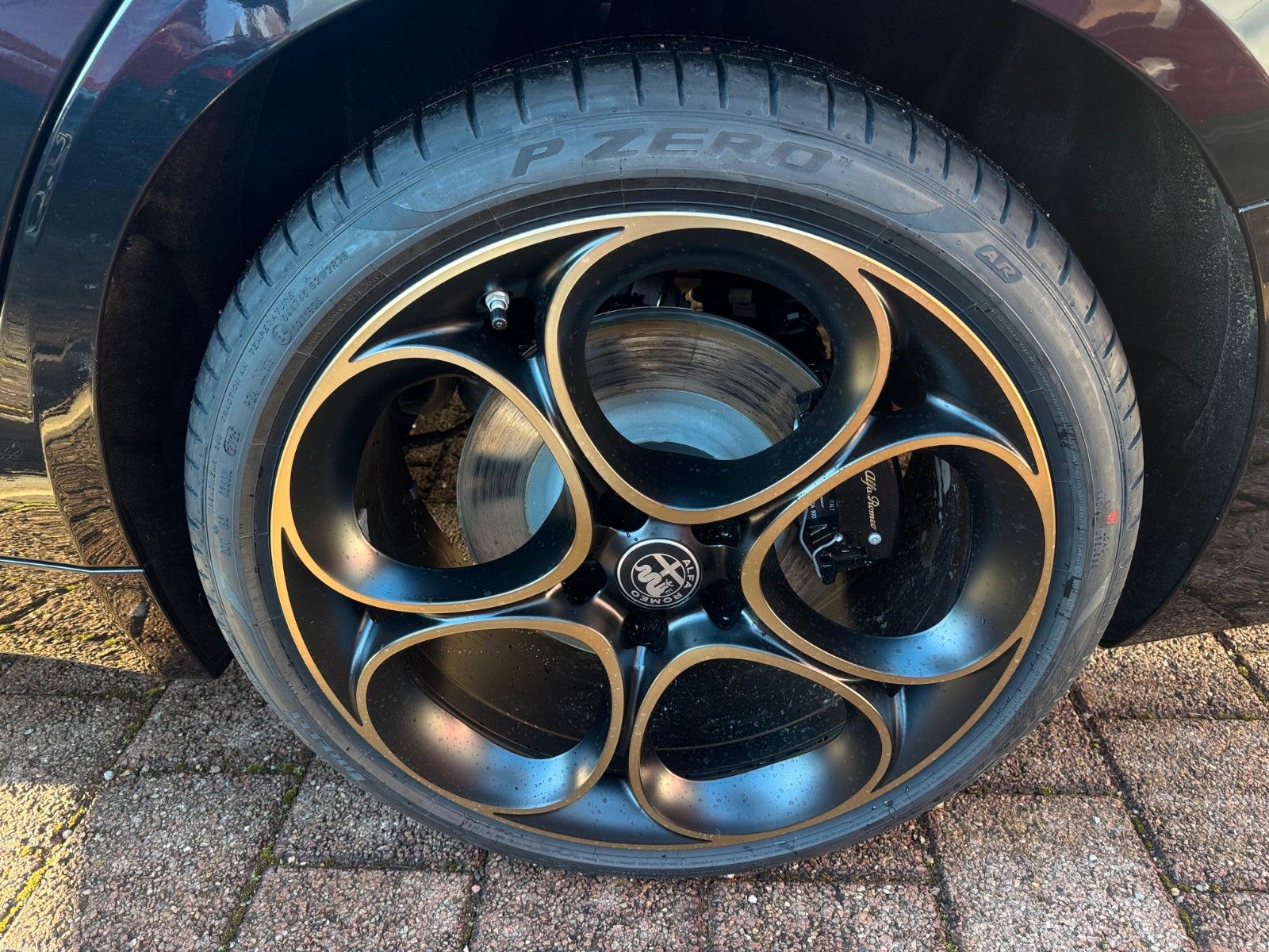 Fahrzeugabbildung Alfa Romeo Giulia INTENSA 280PS AT8 Q4 LEDER GLASDACH KAMER