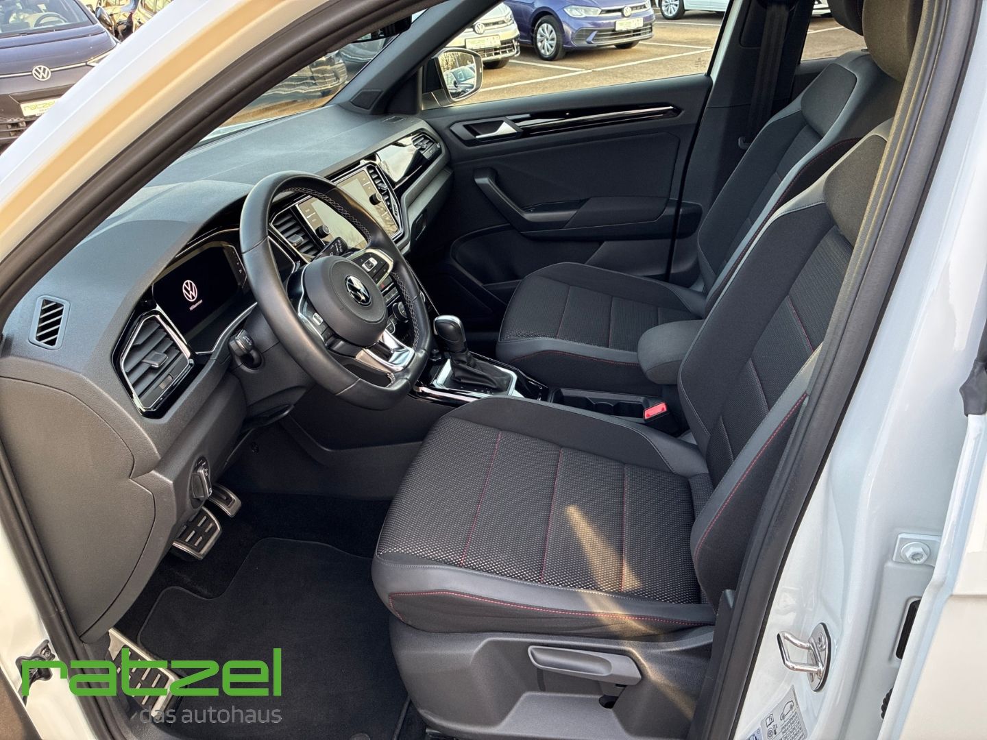 Fahrzeugabbildung Volkswagen T-Roc Sport 1.5 TSI DSG AHK+El. Panodach+Navi