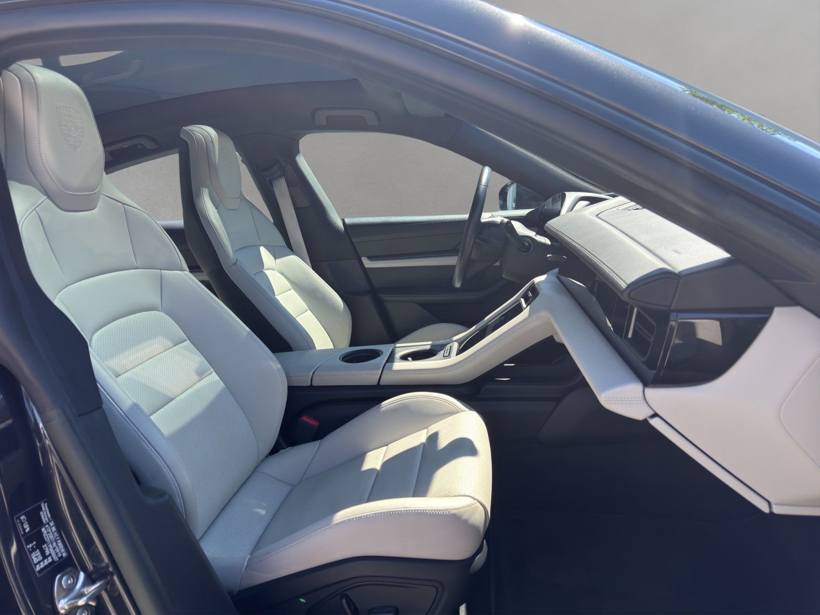Fahrzeugabbildung Porsche Taycan Plus/SPORT-DESIGN/PASM/PANO/WÄRMEPUMPE/