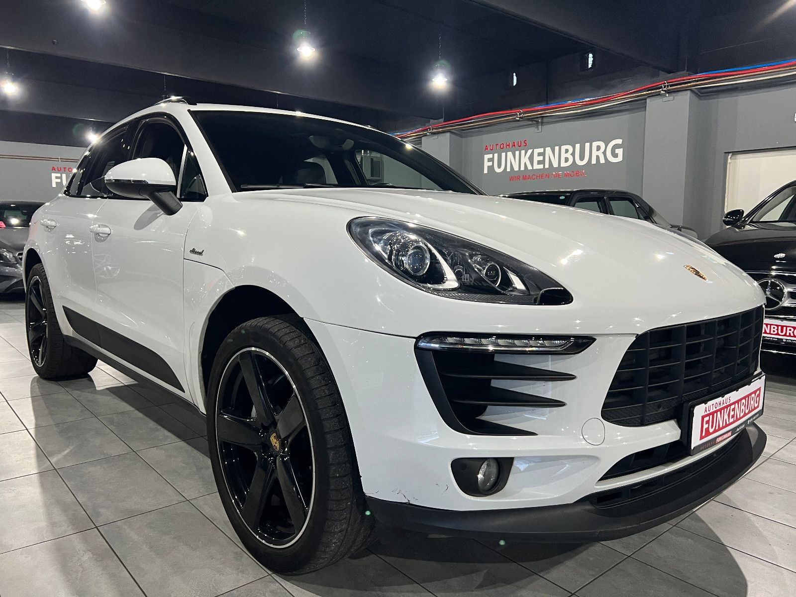 PORSCHE Macan