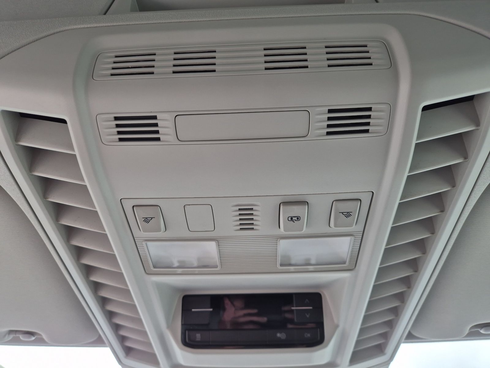 Fahrzeugabbildung Volkswagen Crafter 35 MR HD 4Mo 9-Si Rollstuhllift Trittstu