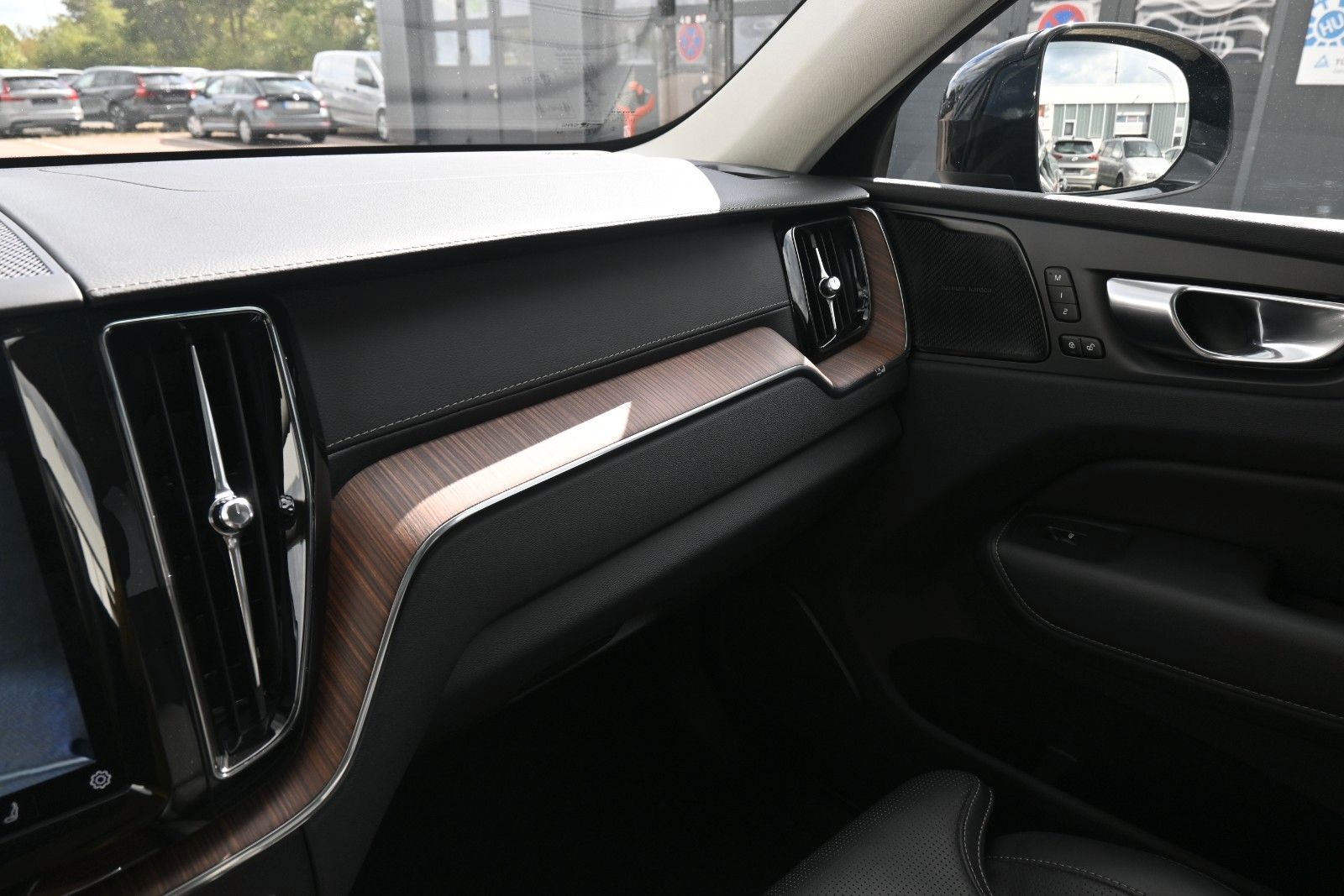 Fahrzeugabbildung Volvo XC60 B4 D AWD Ultimate Dark*STDHZG*360°*ACC*AHK