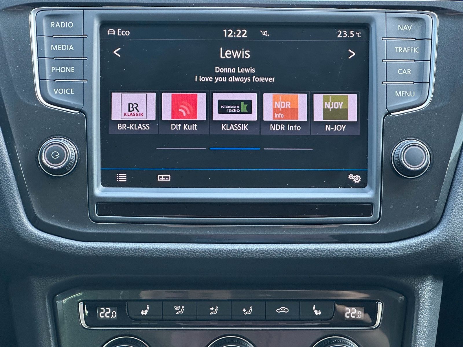 Fahrzeugabbildung Volkswagen Tiguan 1.4 TSI DSG 4M NAV+LED+SHZ+HUD+ACC+AHK