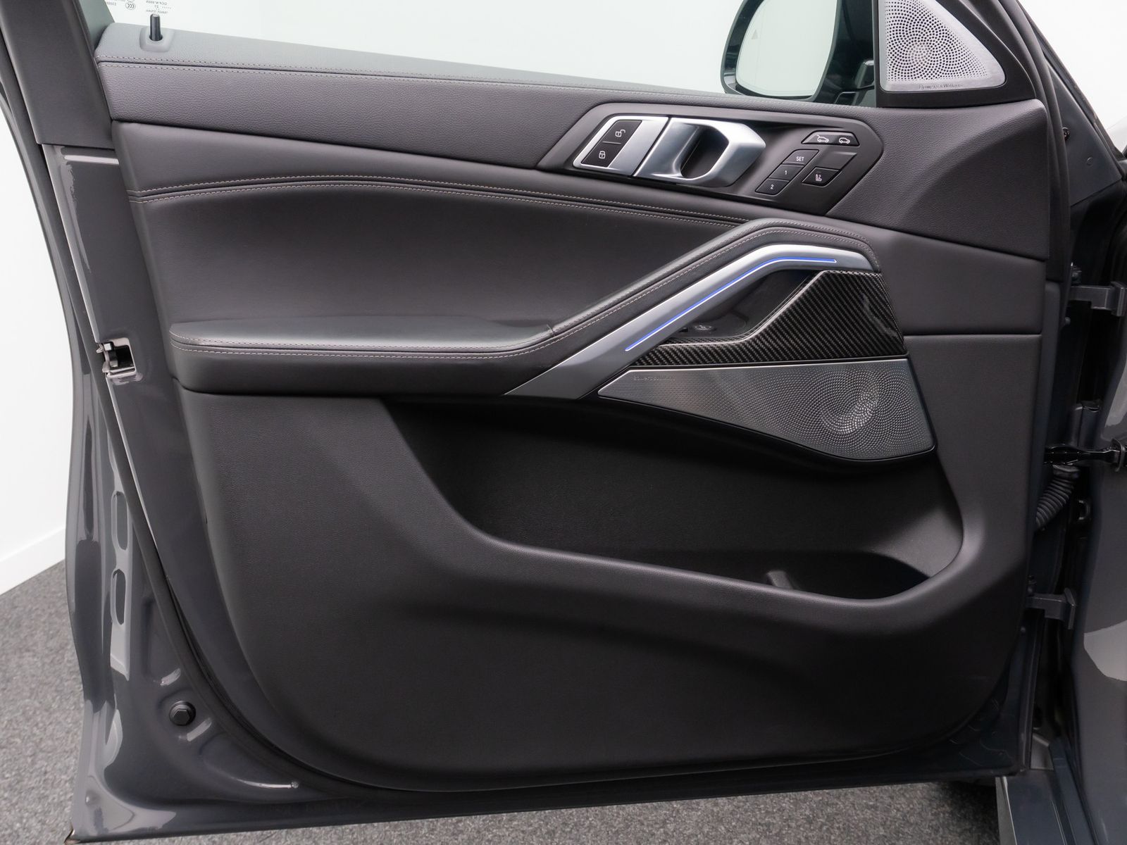 Fahrzeugabbildung BMW X6 M50i 360° B&W SkyLounge Individual Mega-Voll