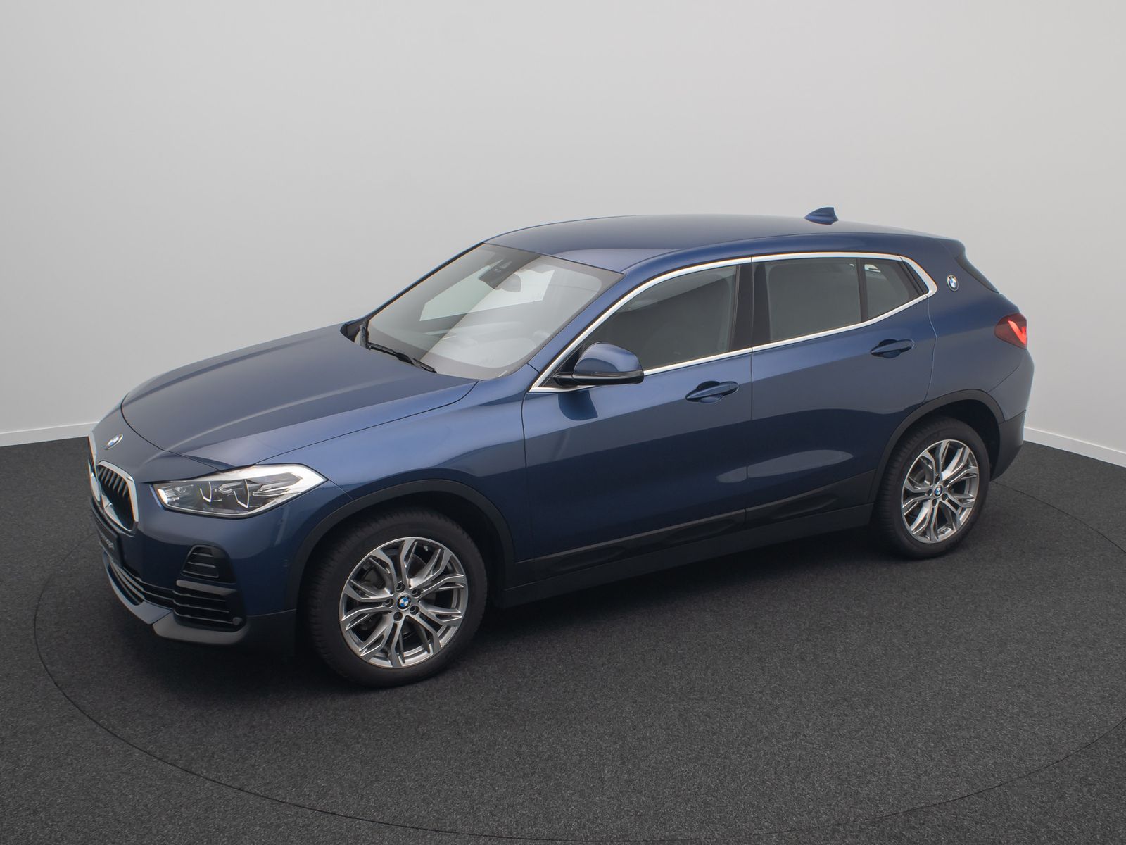 Fahrzeugabbildung BMW X2 sD18i GeschwindigReg DAB ParkAs Sportsitz 18"