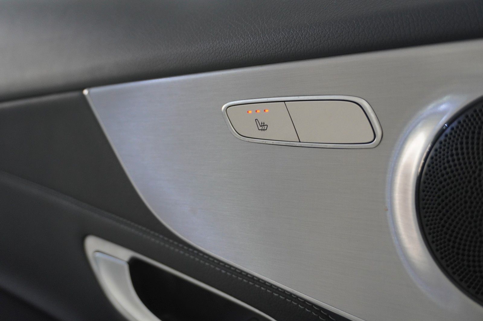 Fahrzeugabbildung Mercedes-Benz C 180 COUPE SPORT NAVI/LED/KAMERA/SPORT/SHZ/AMG