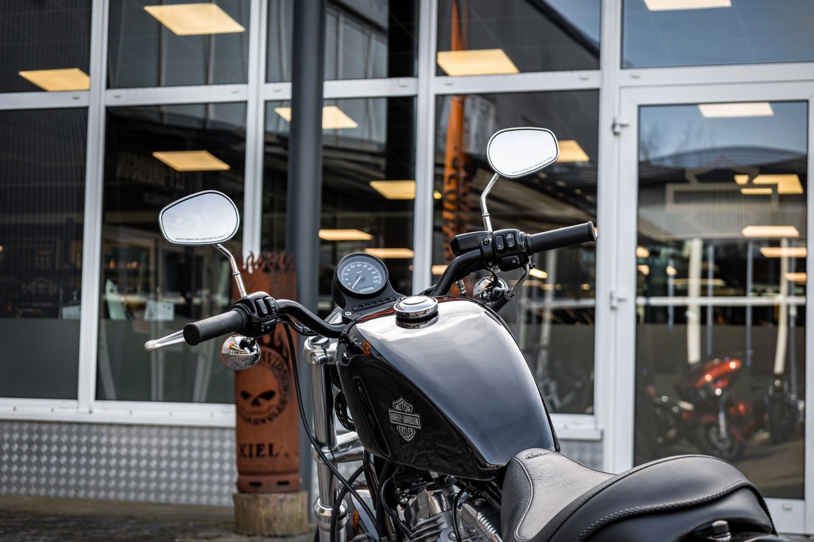 Fahrzeugabbildung Harley-Davidson XL883L SUPERLOW SPORTSTER - VIVID BLACK