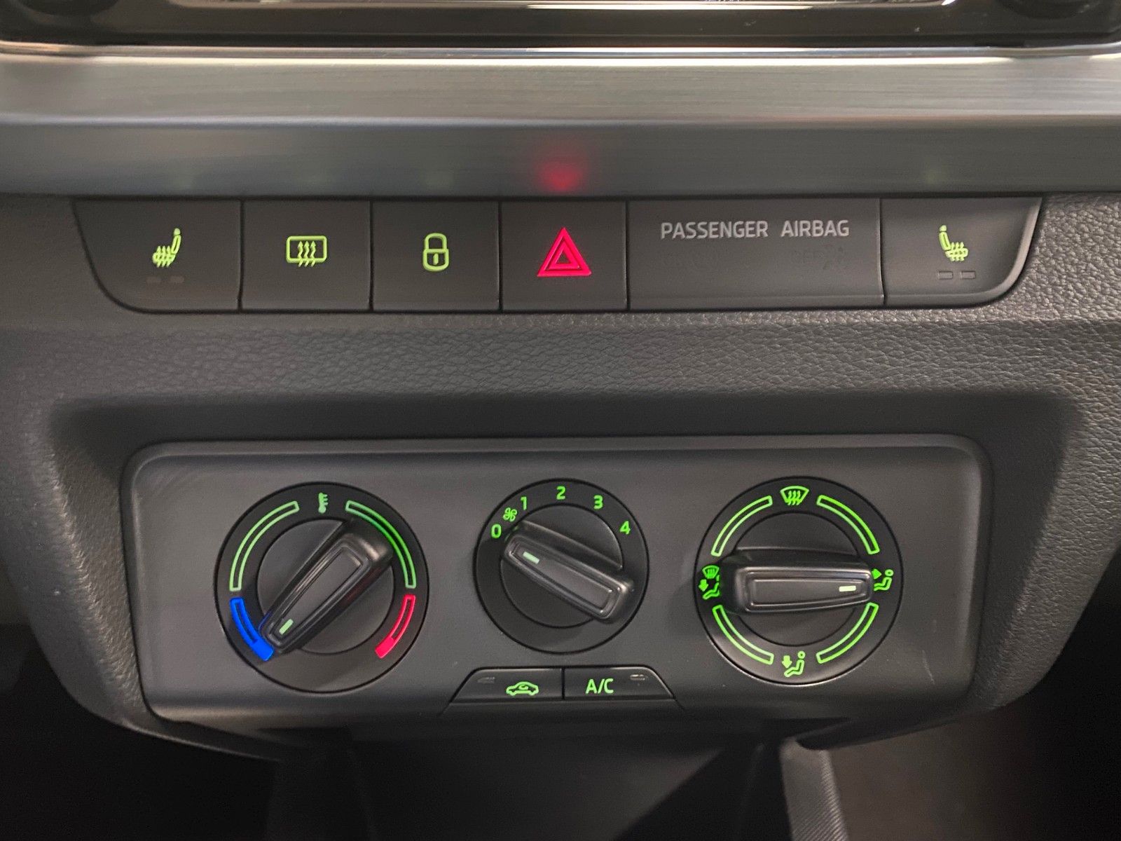 Fahrzeugabbildung SKODA Fabia 1.0l MPI Ambition+SITZHEIZUNG+TELEFON+ALU+