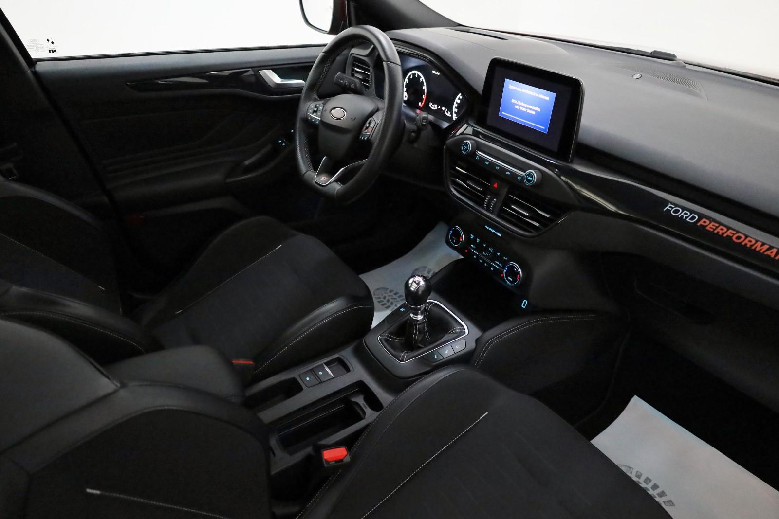 Ford Focus Lim. ST,Navi,SH,HUD,Kamera,ACC,Panorama+WR