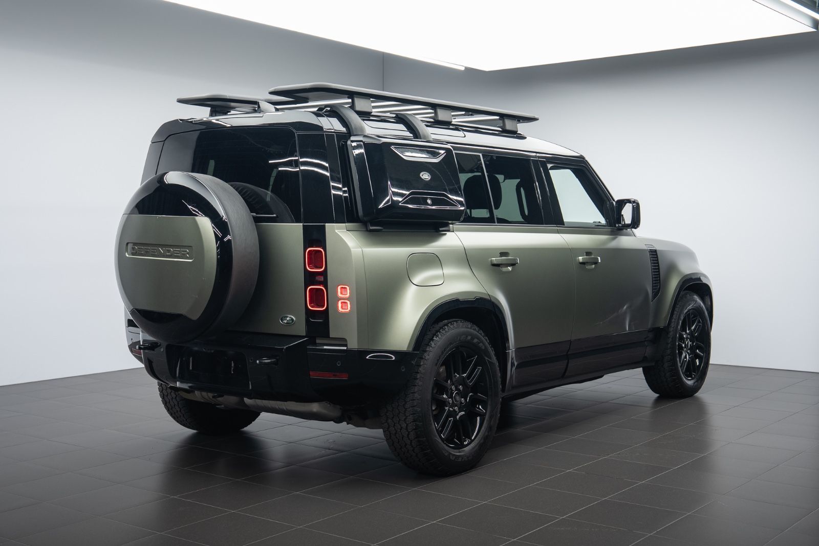 Fahrzeugabbildung Land Rover Defender 110 X-Dynamic SE EXPLORER/BLACK/PPF