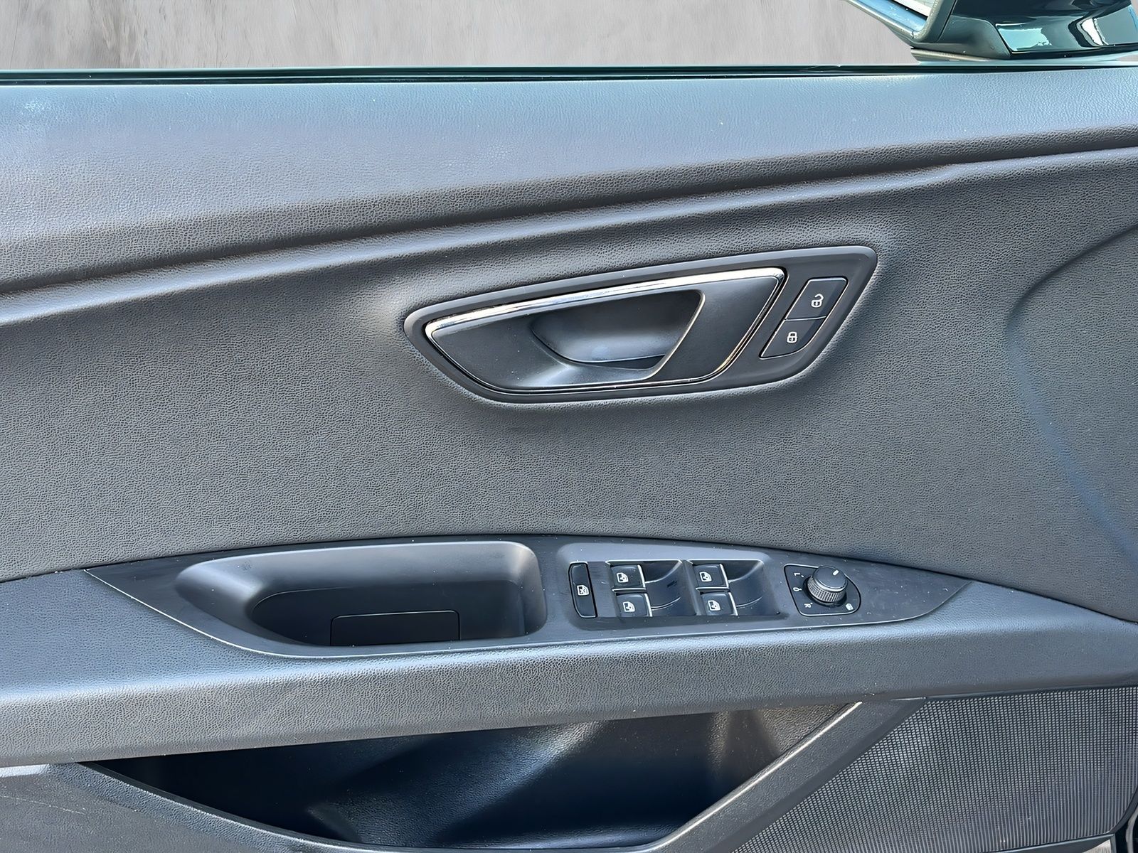 Fahrzeugabbildung SEAT Leon 2.0 TDI ST FR DSG NAVI PANO LED TEMPOMAT