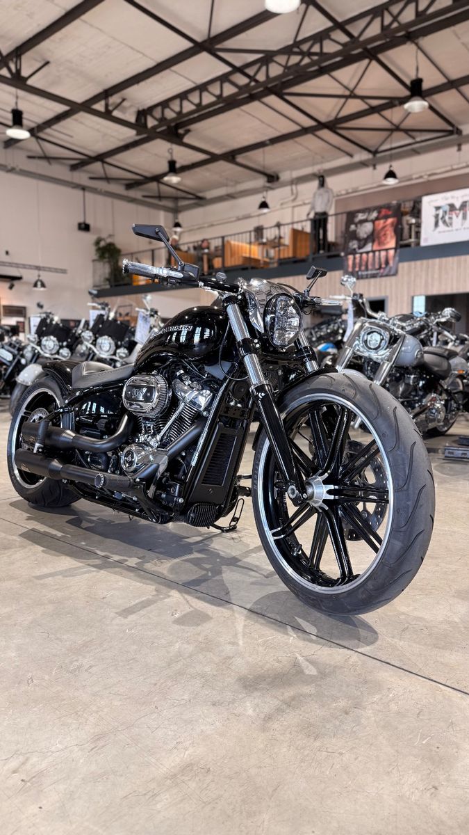 Fahrzeugabbildung Harley-Davidson Breakout Tunderbike Umbau Chrome Head