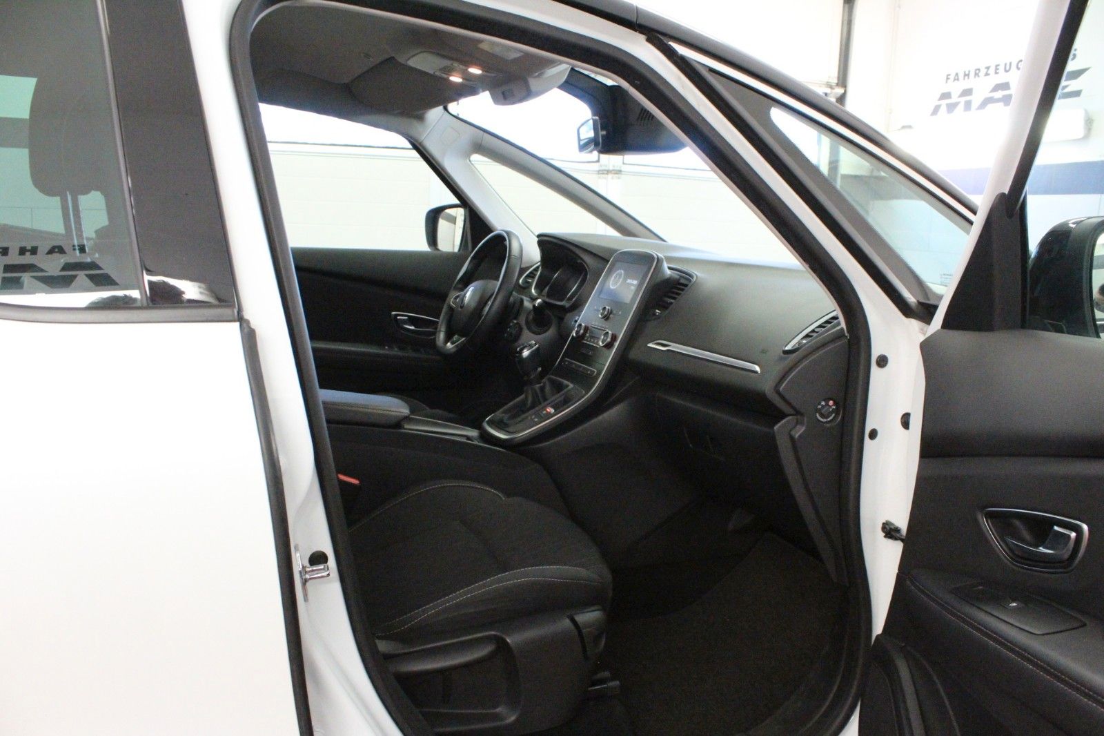 Fahrzeugabbildung Renault Grd Scenic Tce 140 Deluxe*R-Link*Sitzhzg*