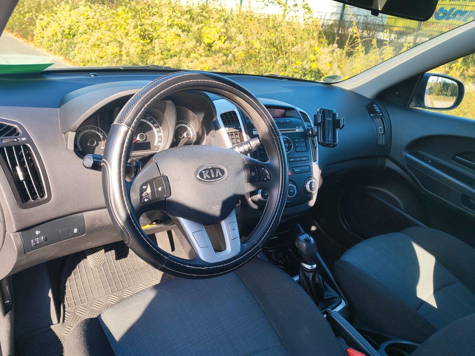 Kia cee'd 2011 — photo 8