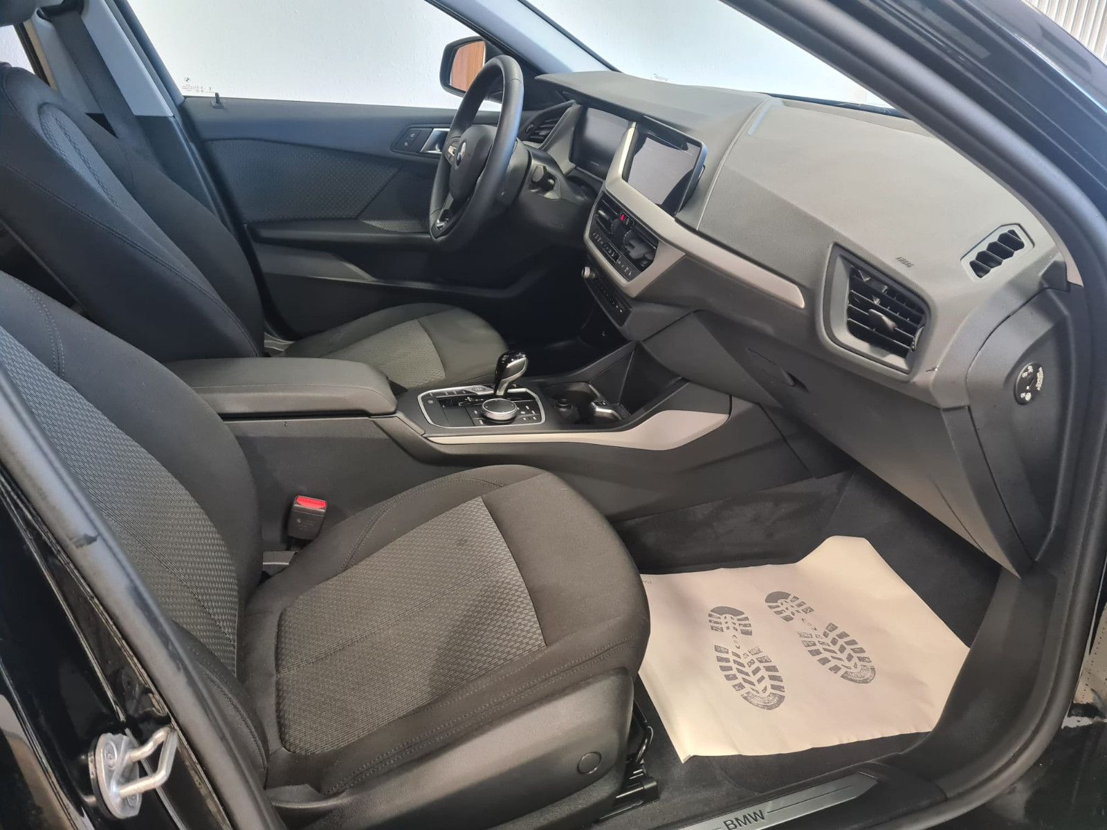 Fahrzeugabbildung BMW 118i Advantage / 1. Hand / LED / NAVI