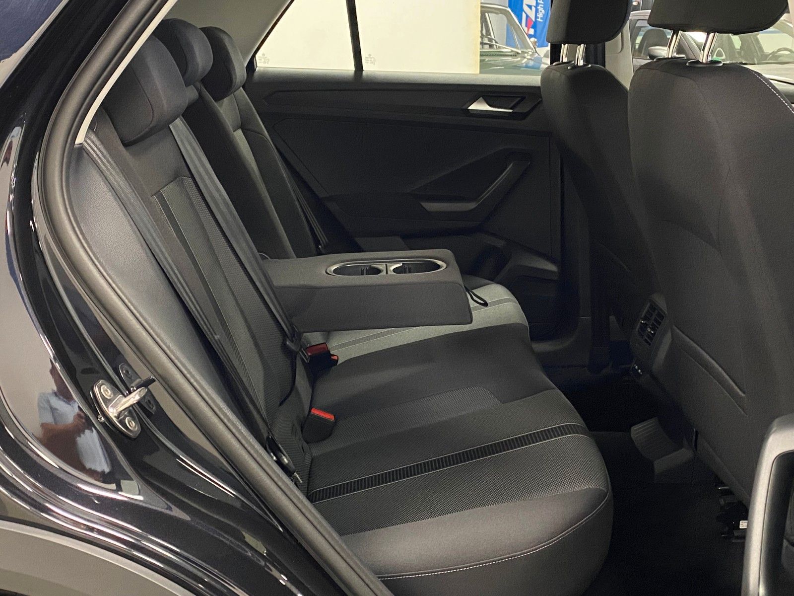 Fahrzeugabbildung Volkswagen T-Roc 1.5 TSI Life+KAMERA+ready2Discover+LED+16"