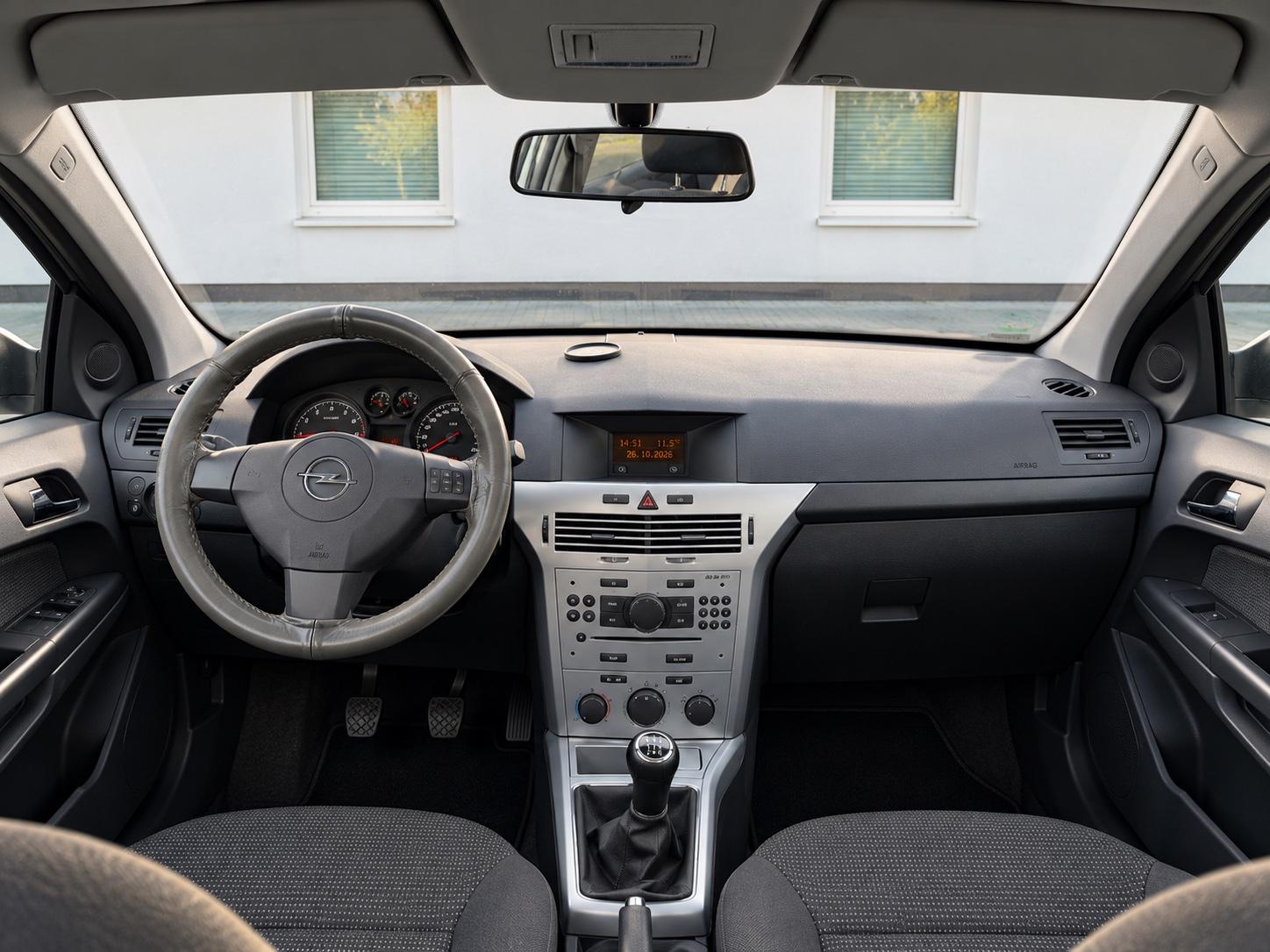 Opel Astra 2009 — photo 11