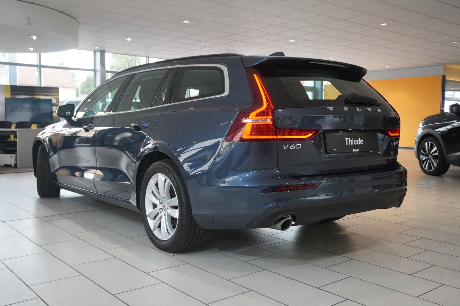 Fahrzeugabbildung Volvo V60 Kombi B4 MOMENTUM PRO NAVI/LED/KAMERA/VIRT.