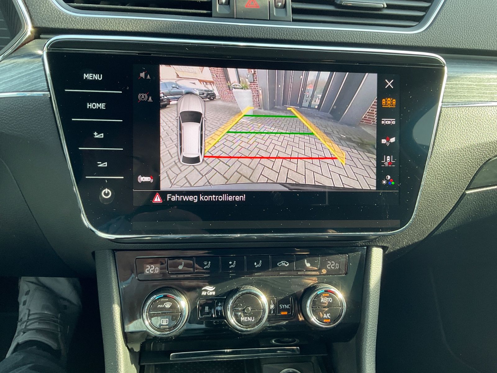 Fahrzeugabbildung SKODA Superb Combi 2.0 TDI DSG STYLE,Standheizung,Car