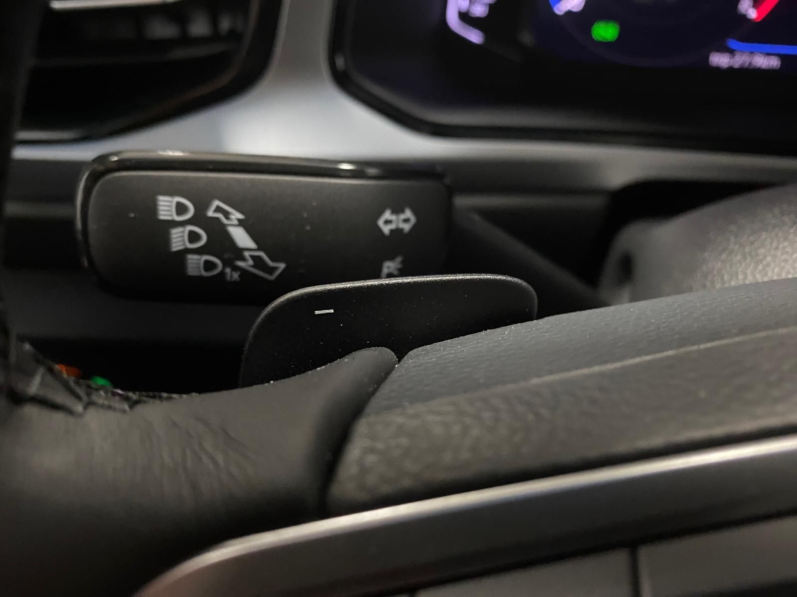 Fahrzeugabbildung Volkswagen T-Roc 1.5 TSI DSG LIFE+ACC+AHK+BHZ Lenkrad+RFK++