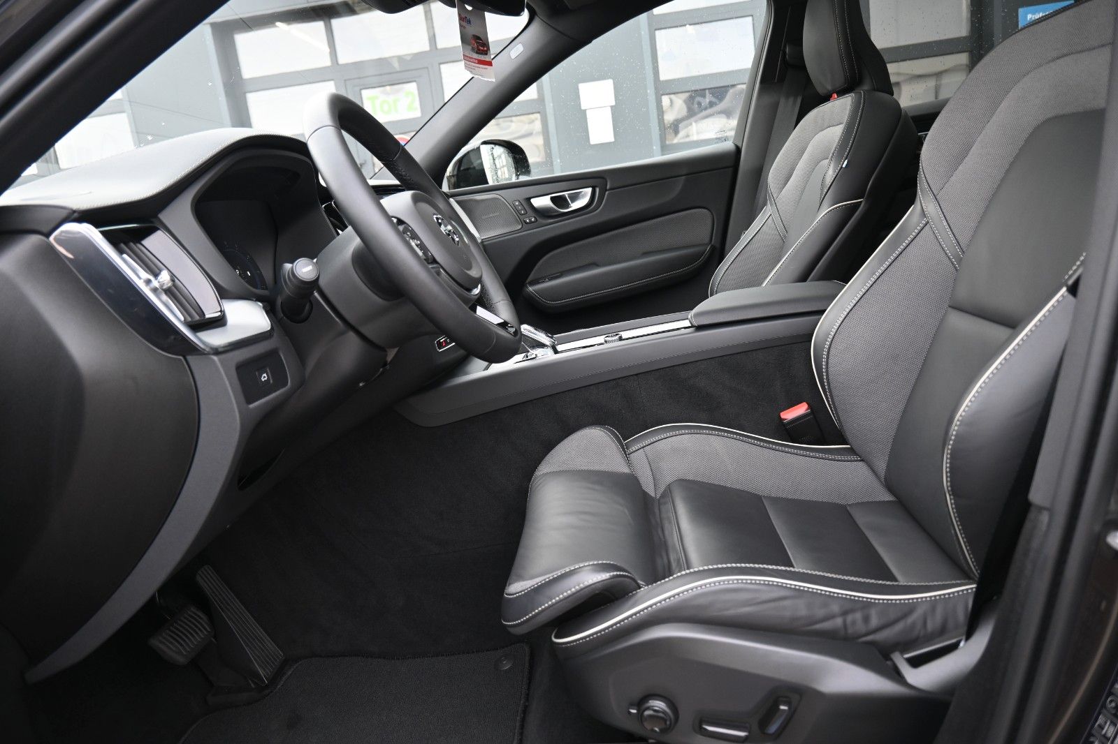 Fahrzeugabbildung Volvo XC60 B4 AWD Ultimate Dark*LED*PANO*STHZ*