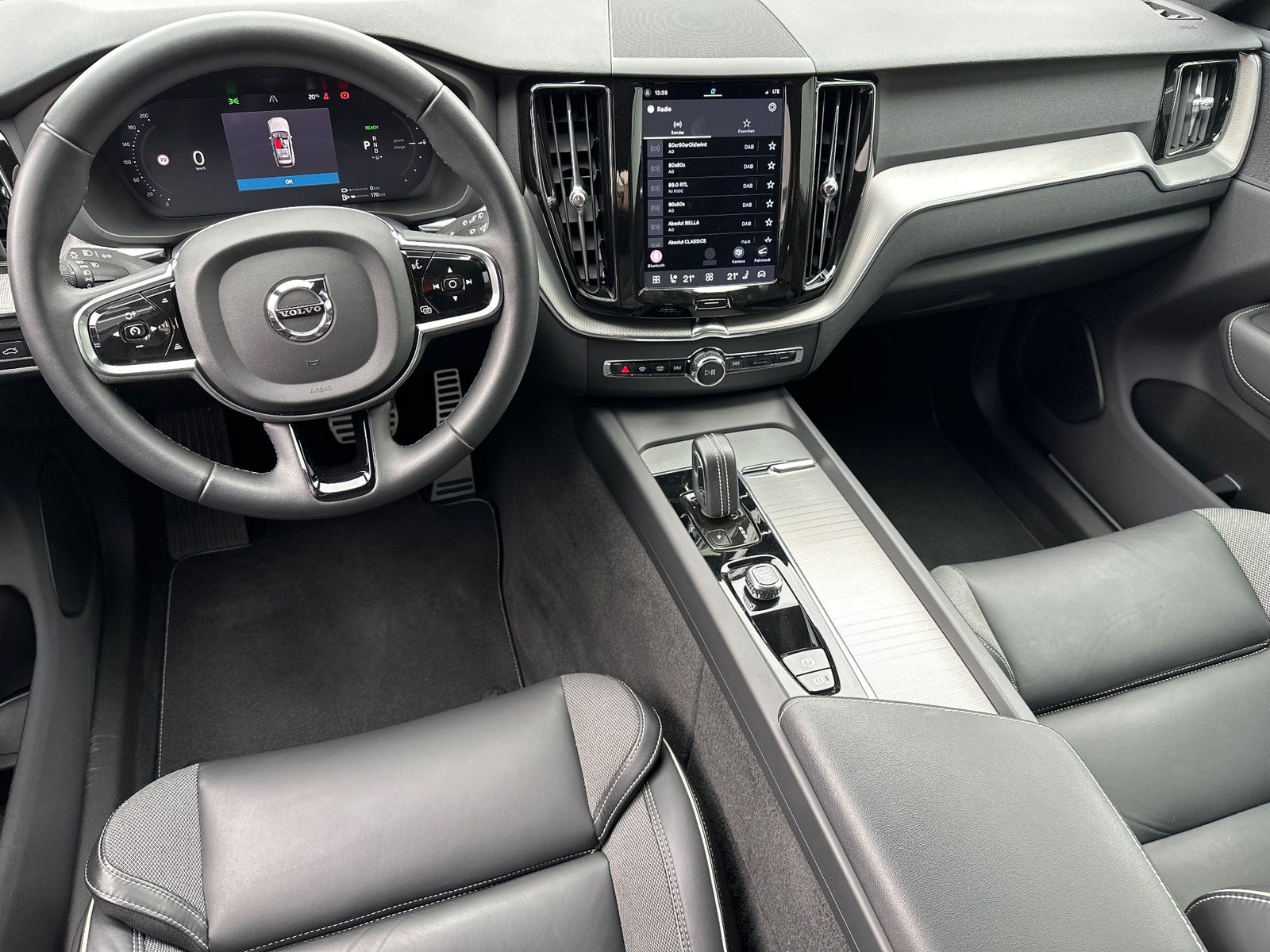 Fahrzeugabbildung Volvo XC60 T6 Hybrid AWD R-Design NAV+LED+AHK+PANO+ACC