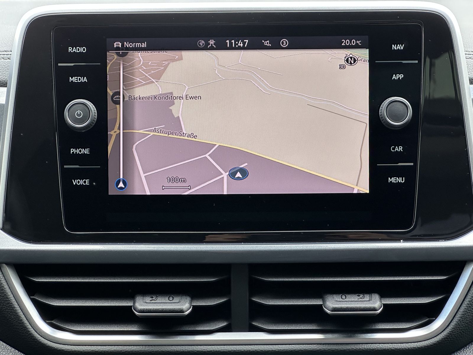 Fahrzeugabbildung Volkswagen T-Roc Sport 1.5 TSI DSG NAV+LED+PANO+18ZO+BEATS