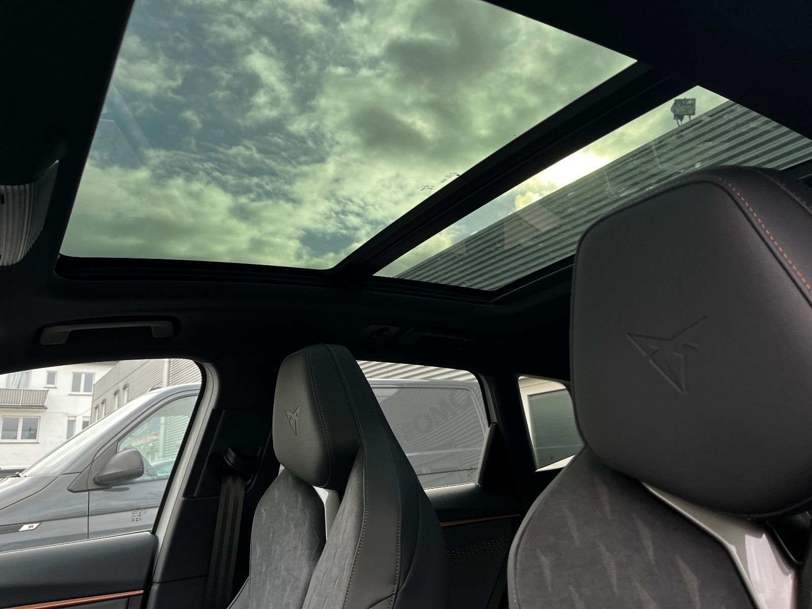 Fahrzeugabbildung CUPRA Terramar 2.0 TSI 4Drive VZ AHK PANO 20" SENN HUP